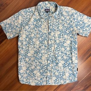 Patagonia Organic Cotton Blue & White Short Sleeve Floral Button-Up | Size: M